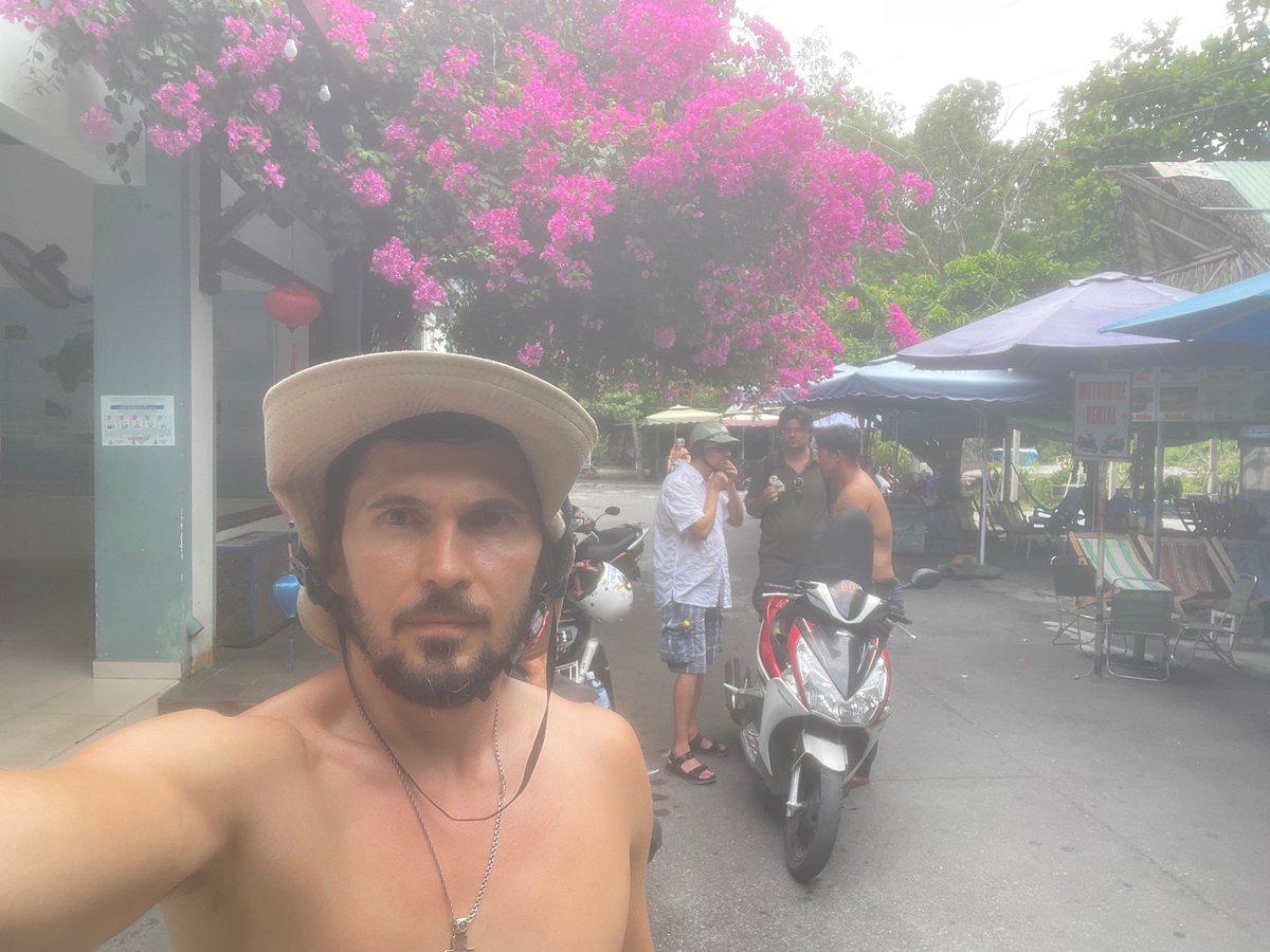 Street hangout under pink bougainvillea in Đà Nẵng
