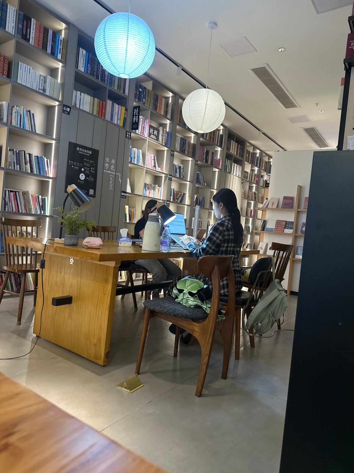 Study session documented at Chongqing bookstore with laptops, snacks