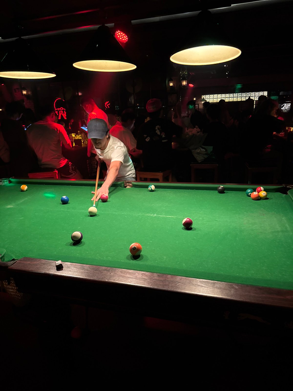 Evening billiards session at Liangjiang entertainment venue draws social crowd