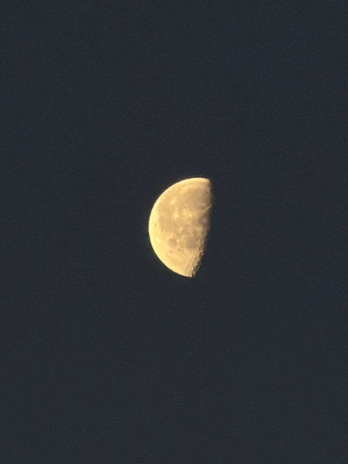 Crescent moon details over Surgut's night sky
