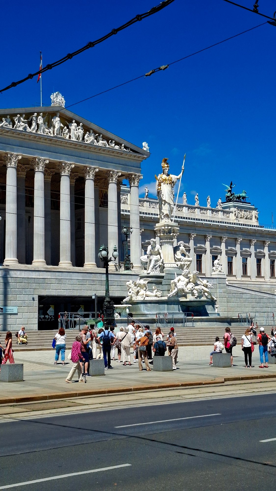 Horse carriages, tourists active around Vienna's Parliament district Saturday morning