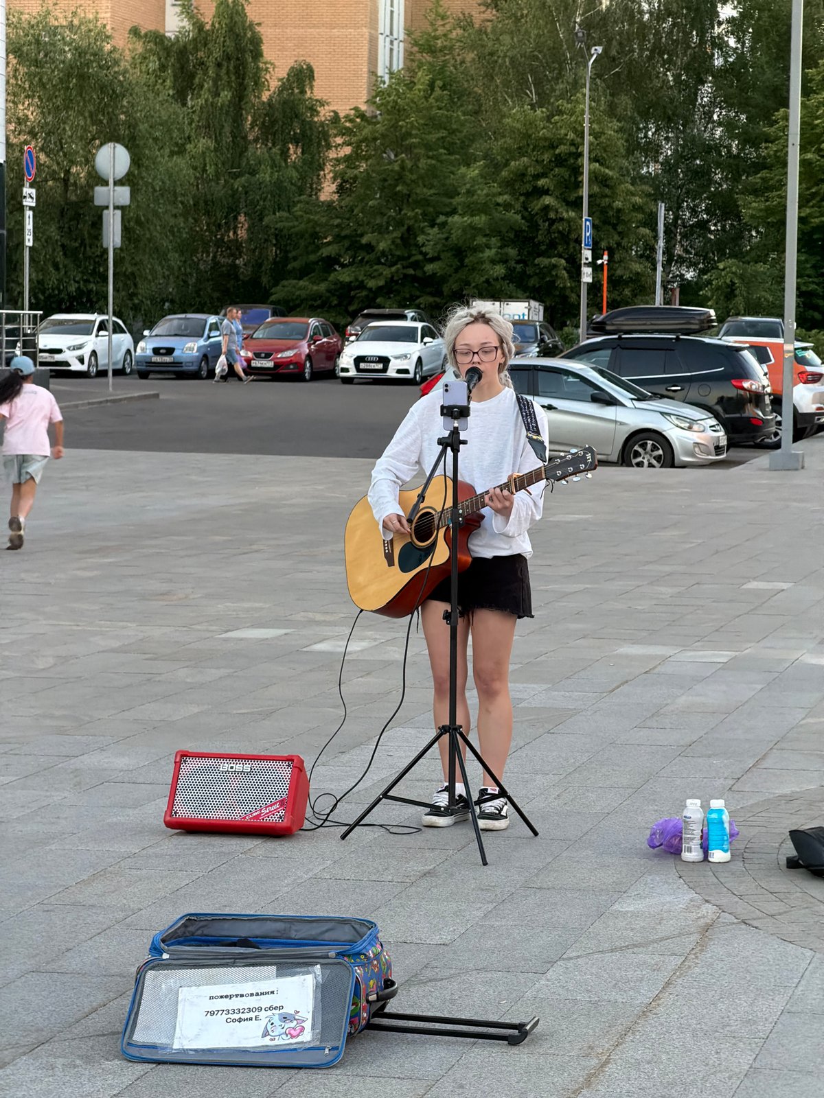 Moscow residents captured in routine moments across city Friday evening