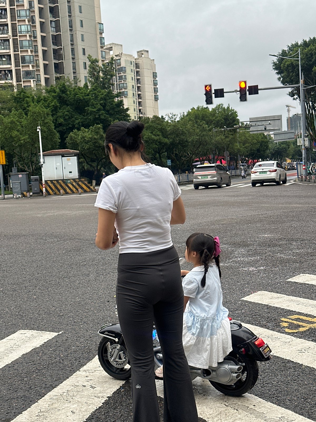 Crosswalk moments and a parrot sighting in Chongqing's High-tech Zone