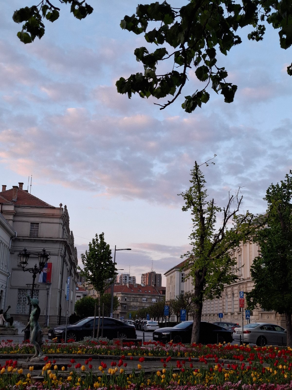 Evening beer break documented on Novi Sad streets