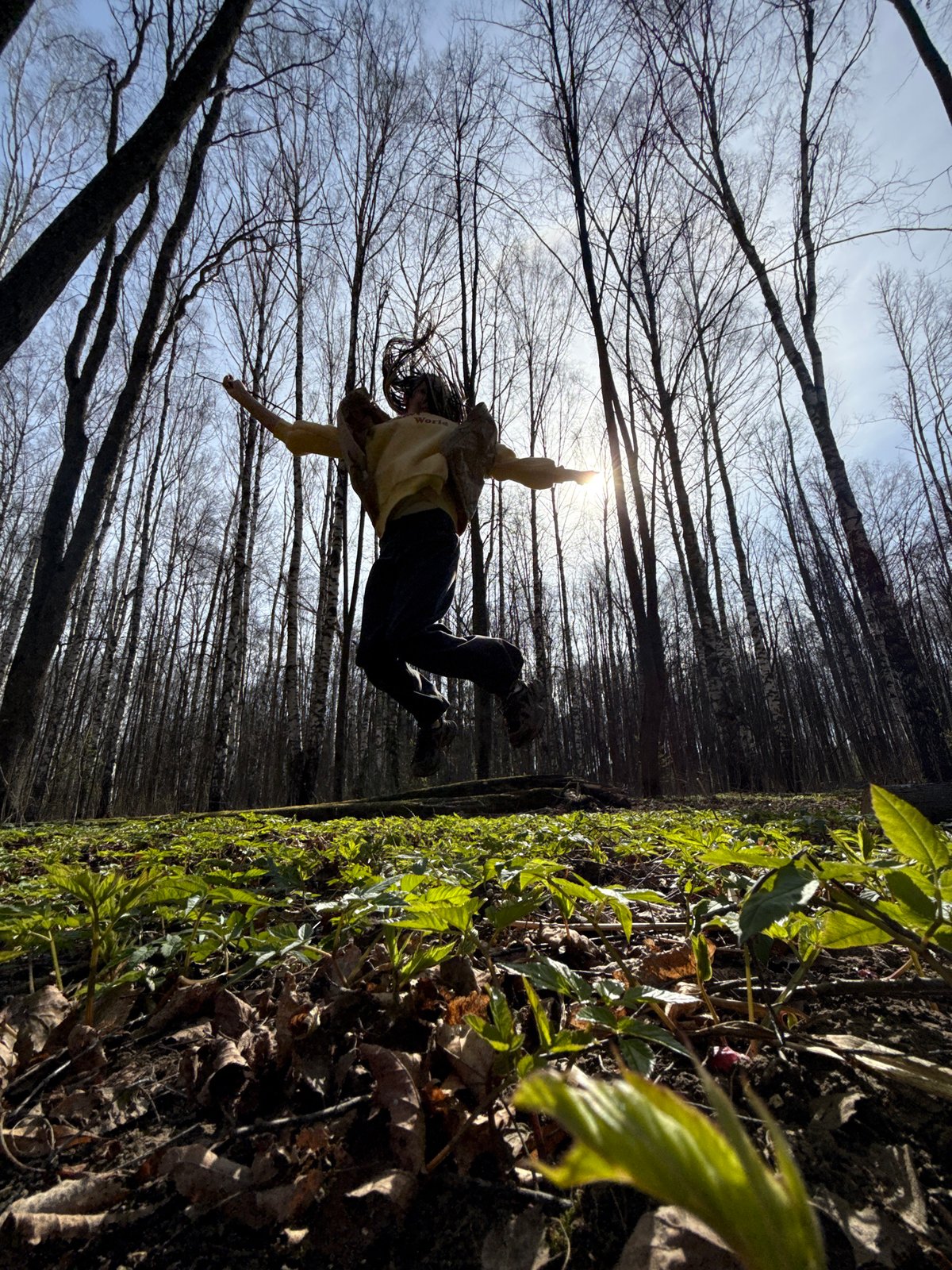 Forest photography session captures jumping, selfies, child portraits