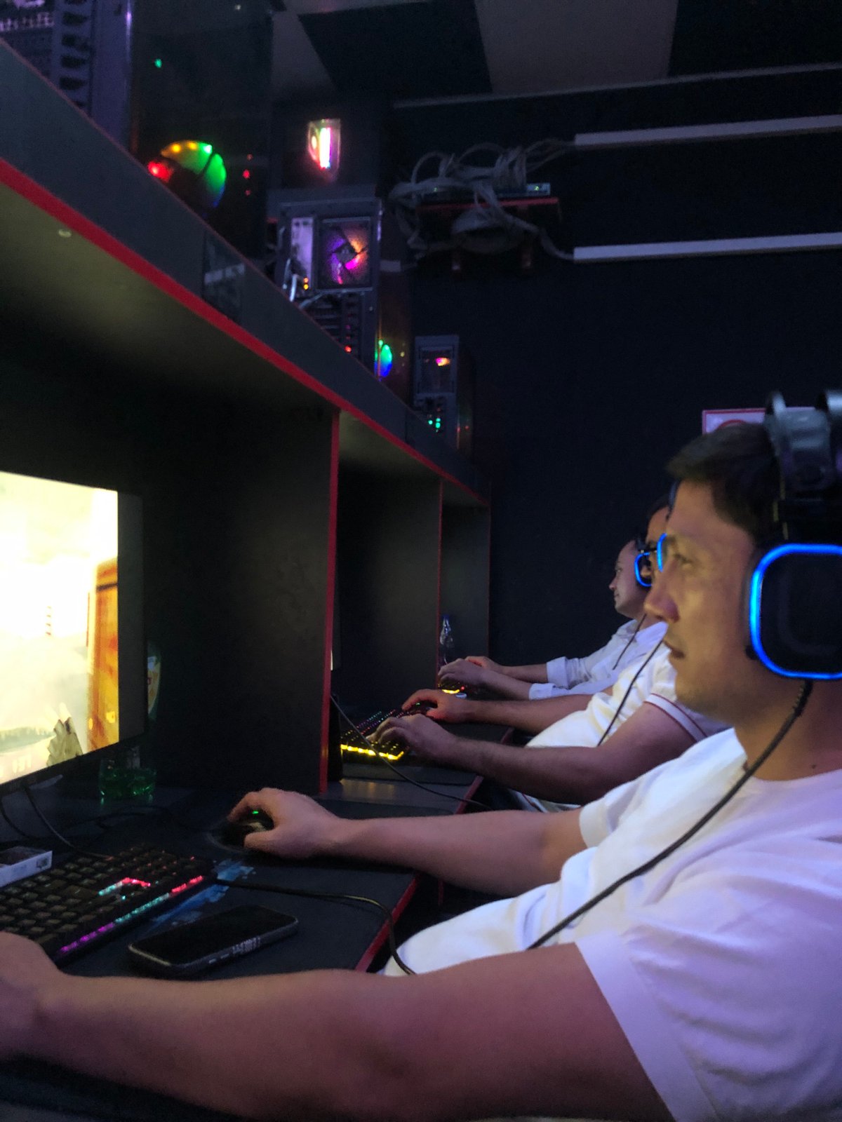 Gaming cafe in Tashkent, stations in use