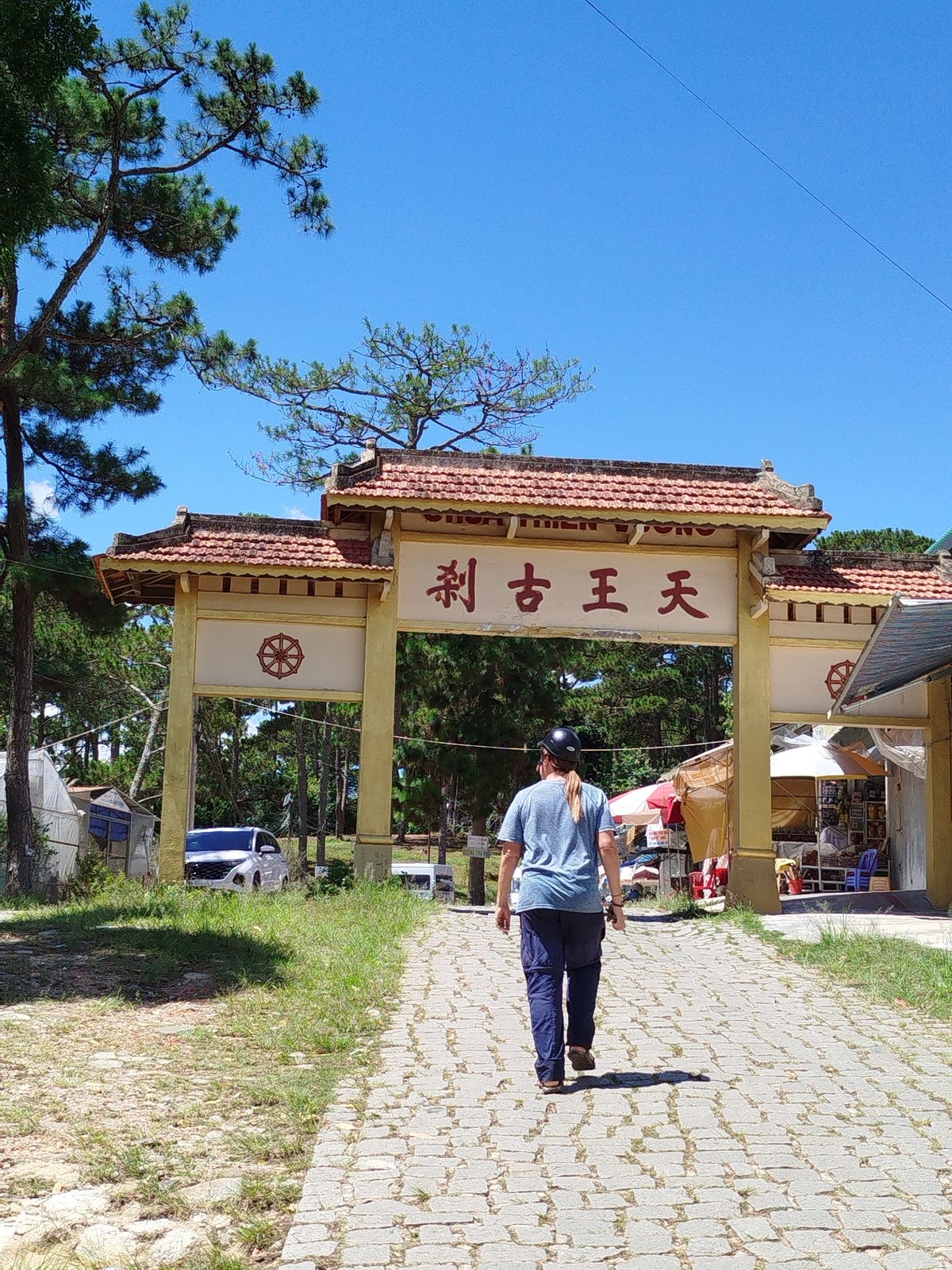 Early morning worship and visits at Da Lat Buddhist temple