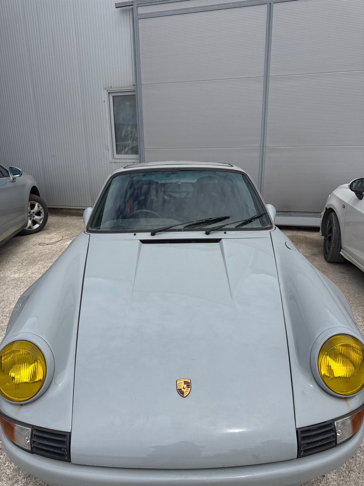 Porsche 911 restoration work documented in Montenegro village