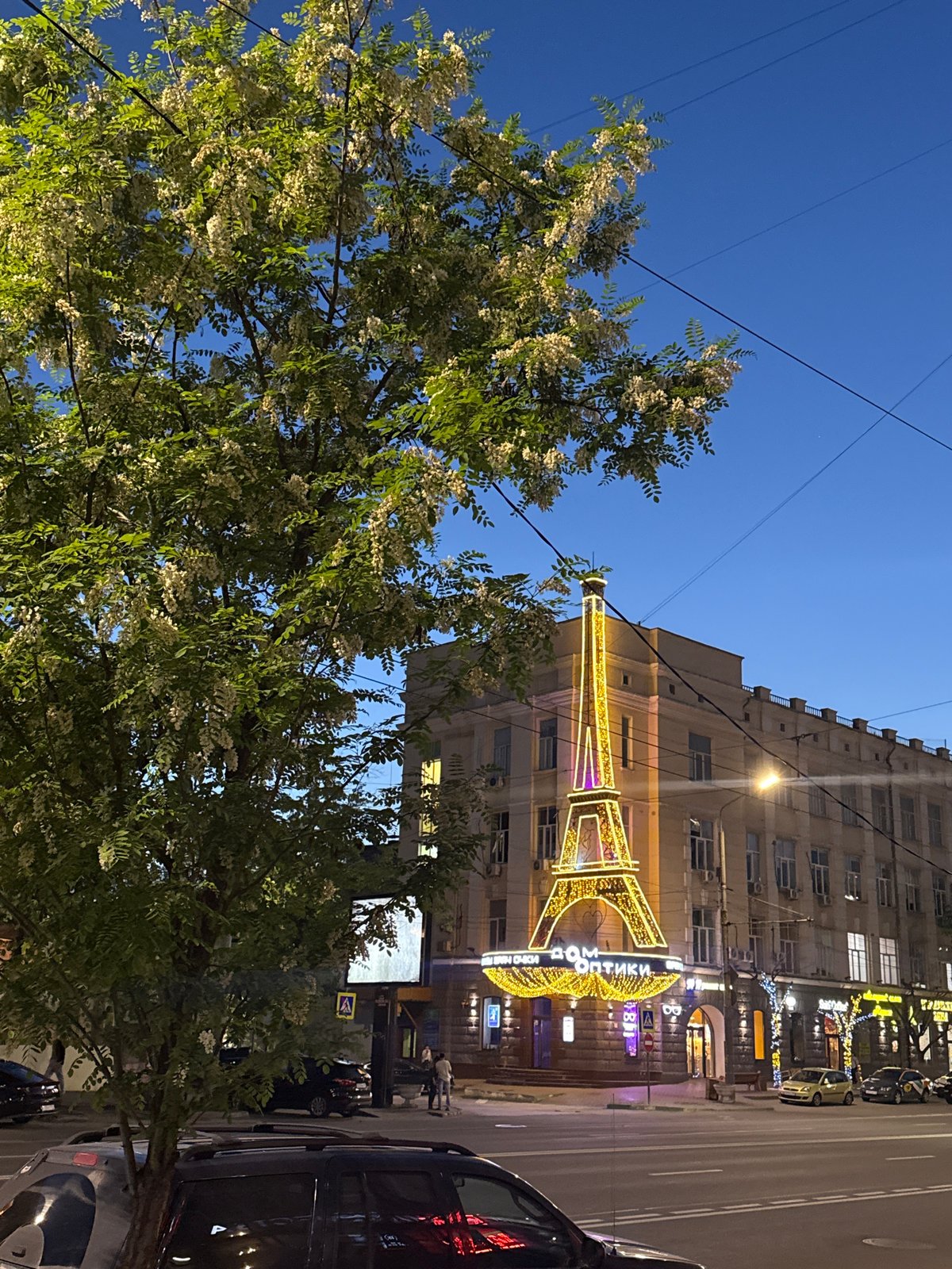 Illuminated Eiffel Tower replica spotted in Rostov-on-Don street