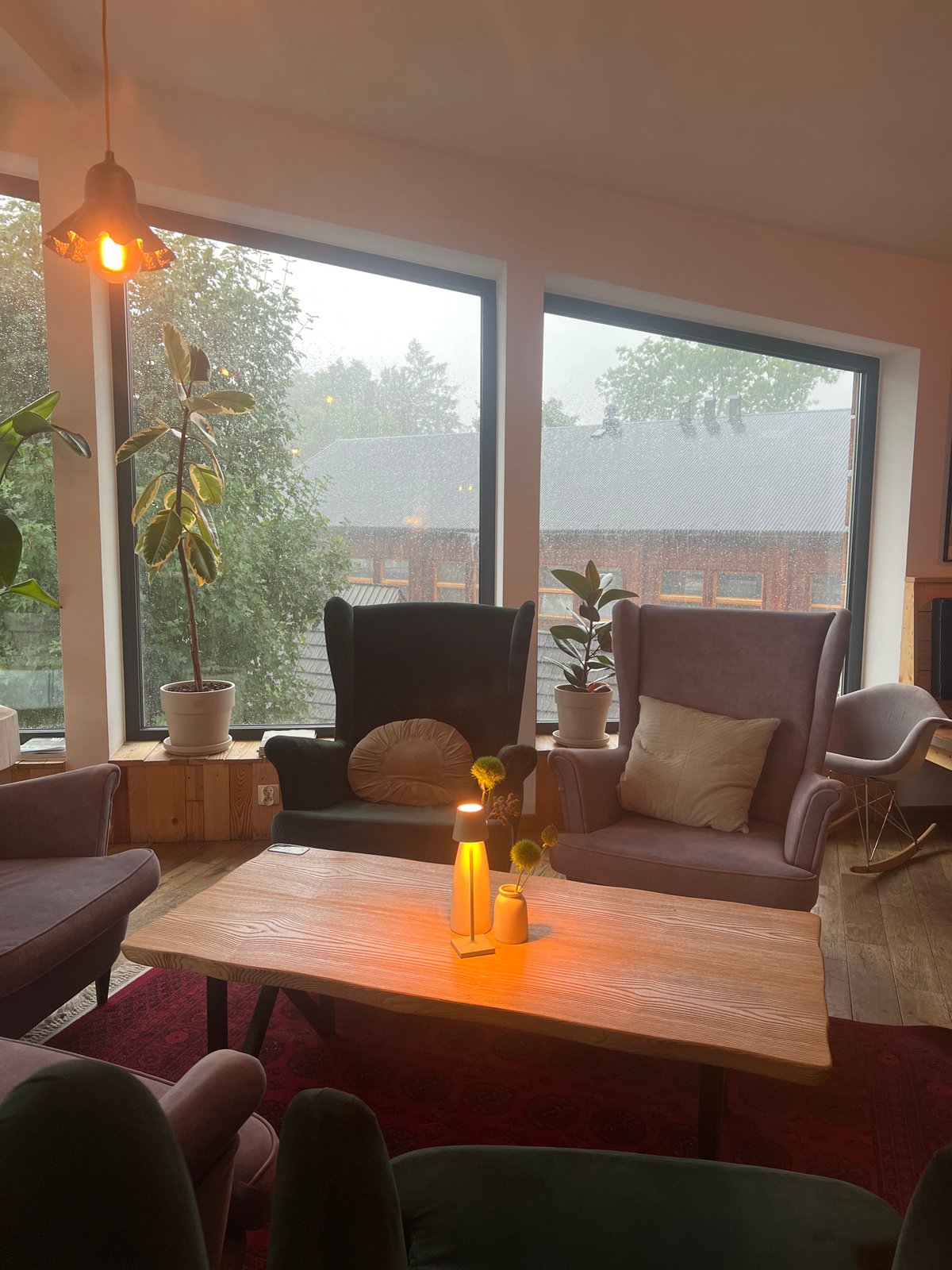 Rainy afternoon in Zakopane, between wooden interiors and wet streets