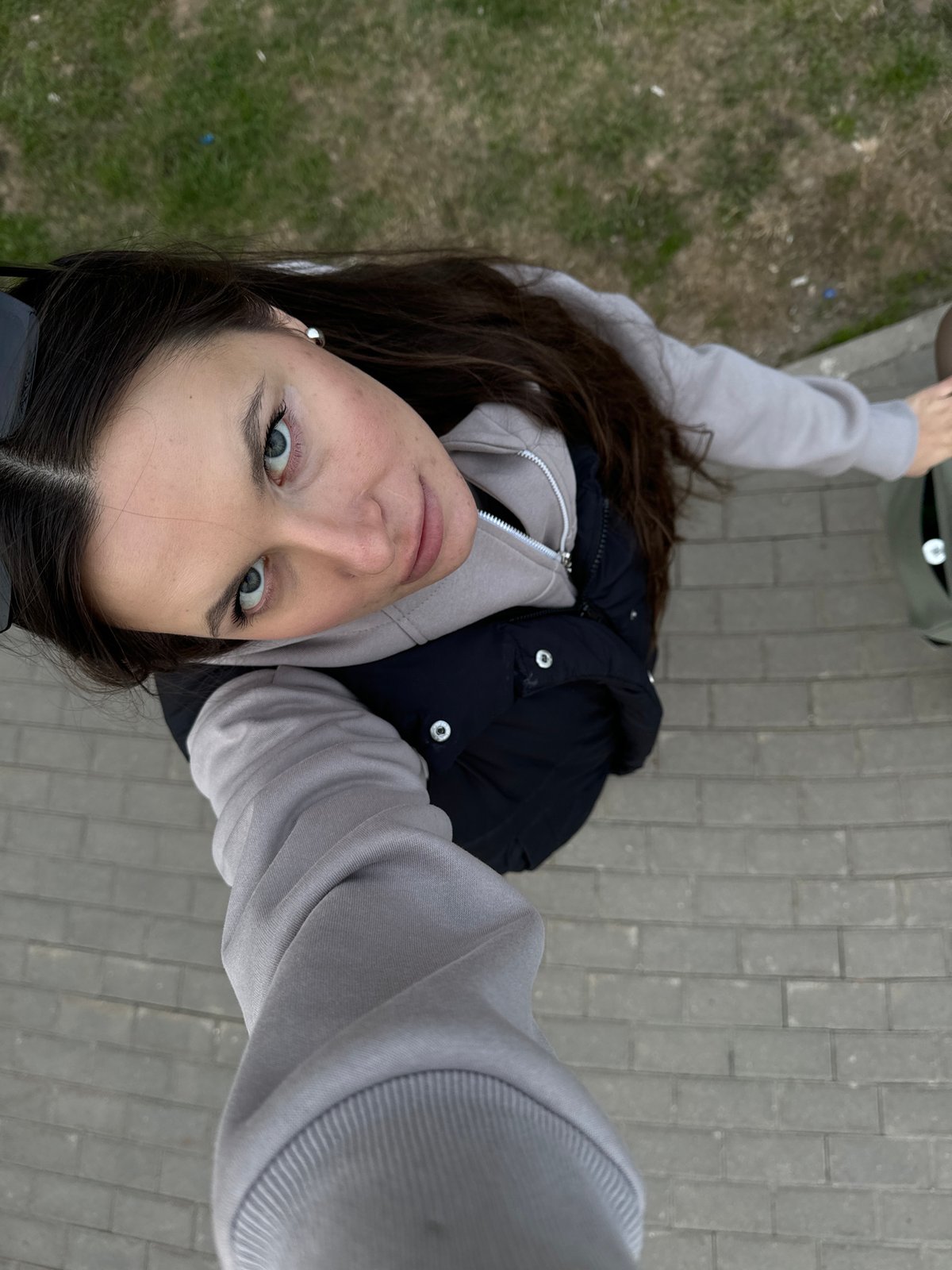 Casual portraits captured minutes apart in Moscow suburbs