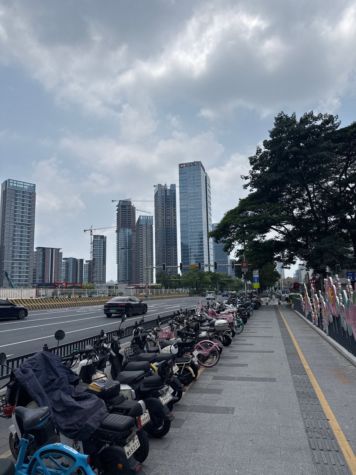Witness documents 8-minute metro journey through Tianhe District, Guangzhou
