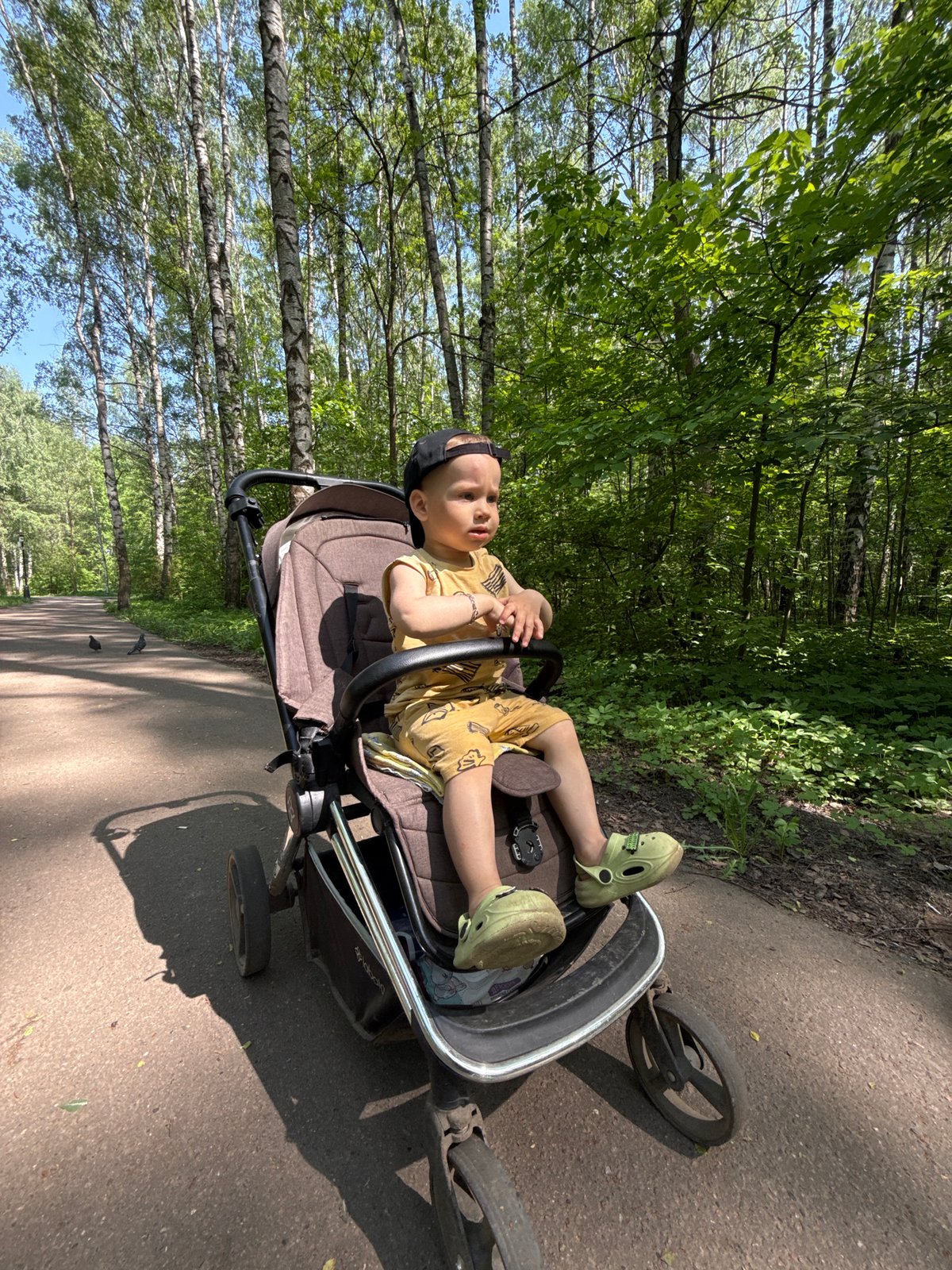 Mother and child spotted in Russian park; Oblomov poster sighted