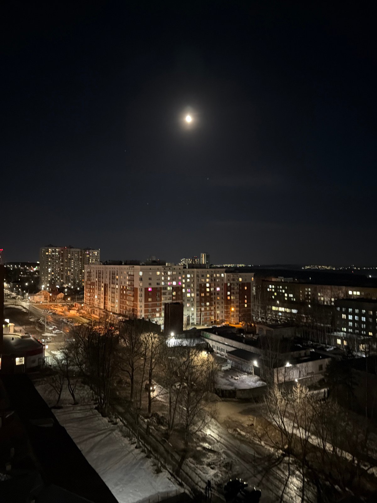 Evening life captured in Izhevsk: cityscape, cooking, social media