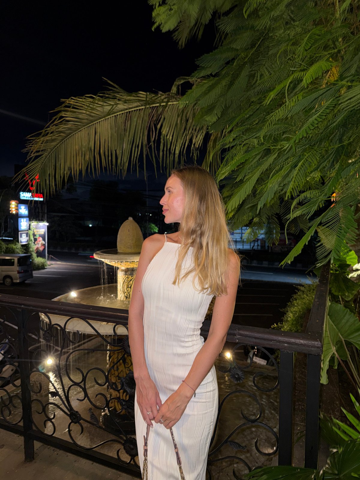 Woman in white dress spotted at Samasta commercial area