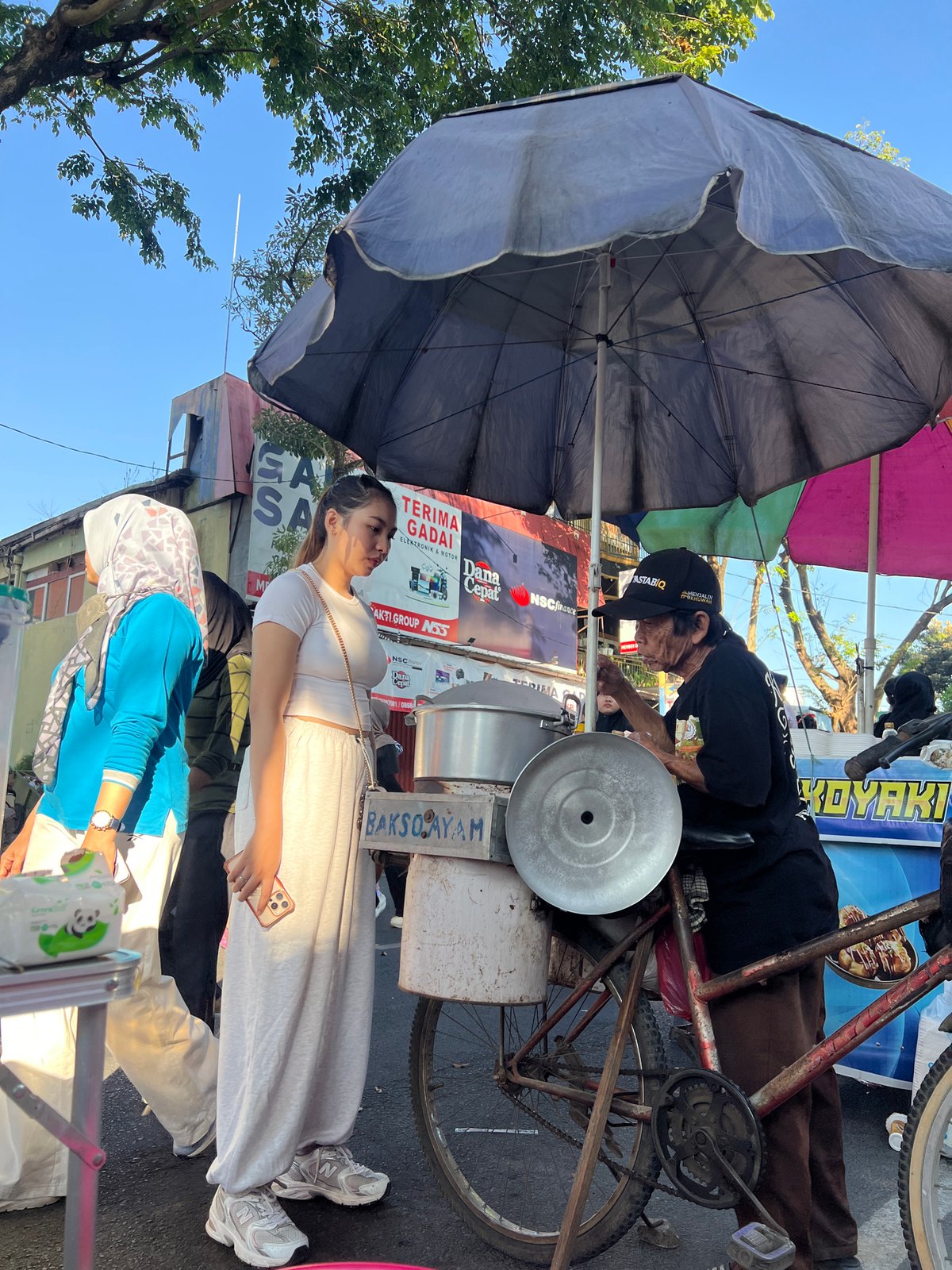 Bakso cart draws a crowd on a Kecamatan Pati street