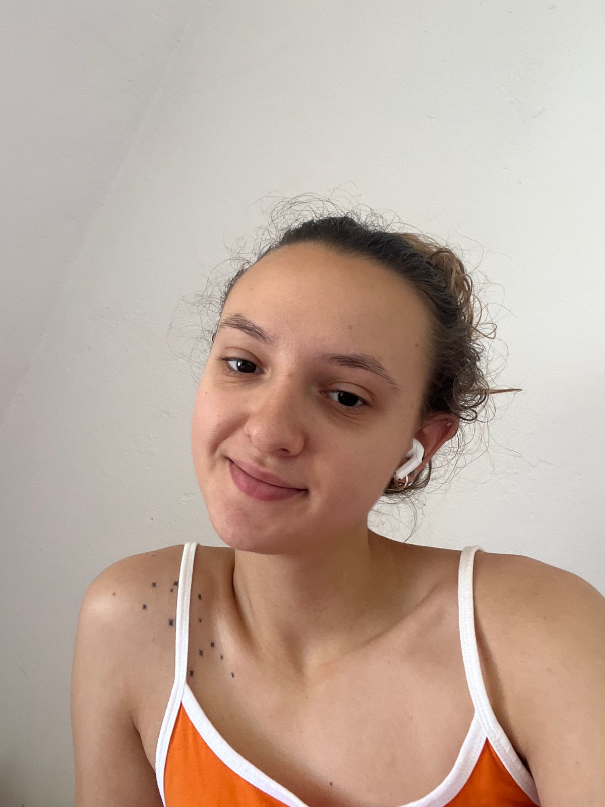 Woman documents morning routine in Saarbrücken bedroom
