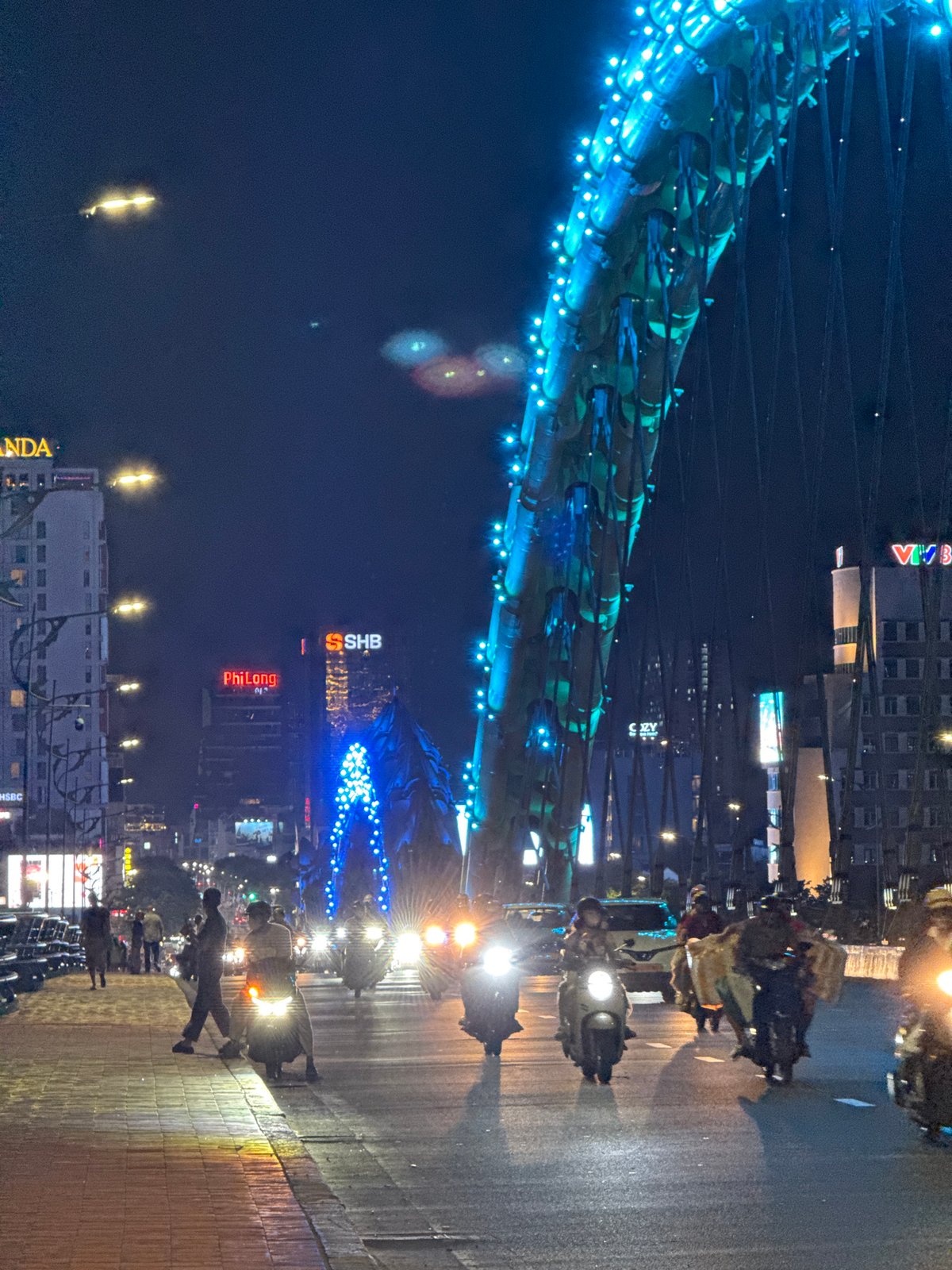 Dragon Bridge nighttime activity documented in Đà Nẵng, Vietnam