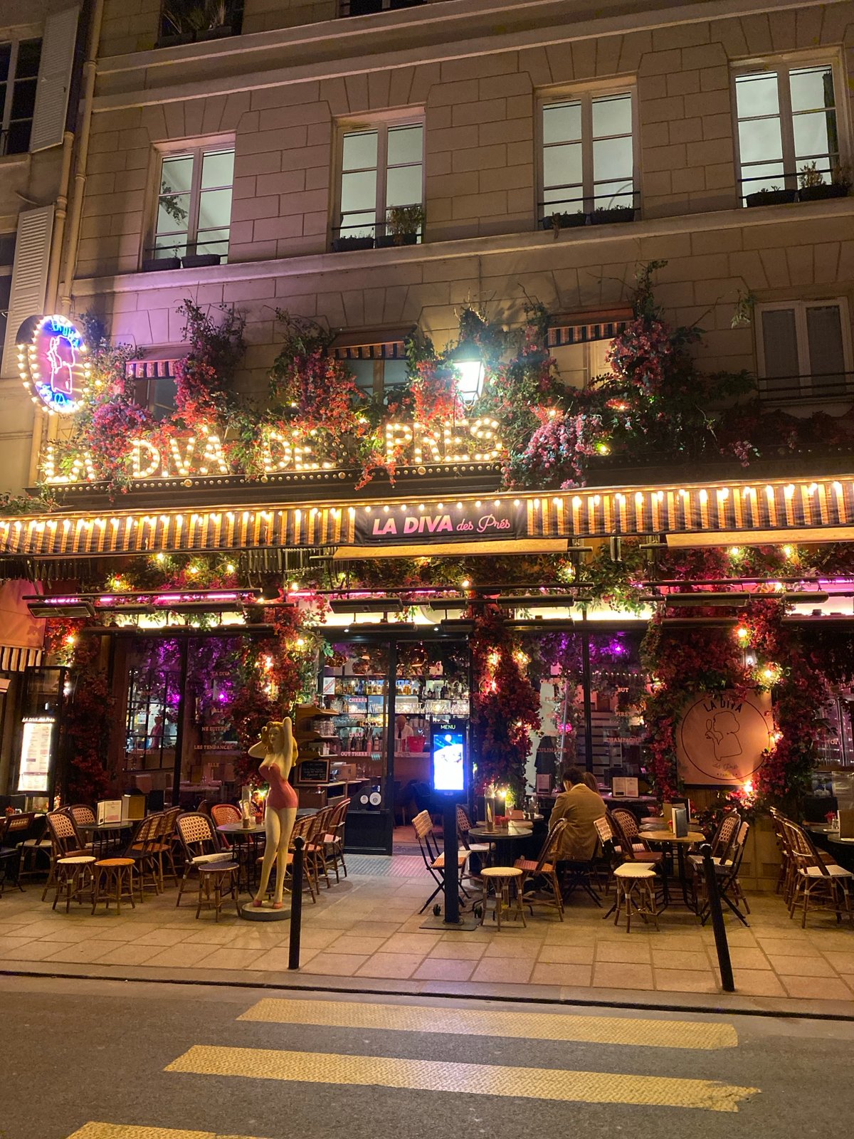 Parisian restaurant LA DIVA des Prés draws evening crowd