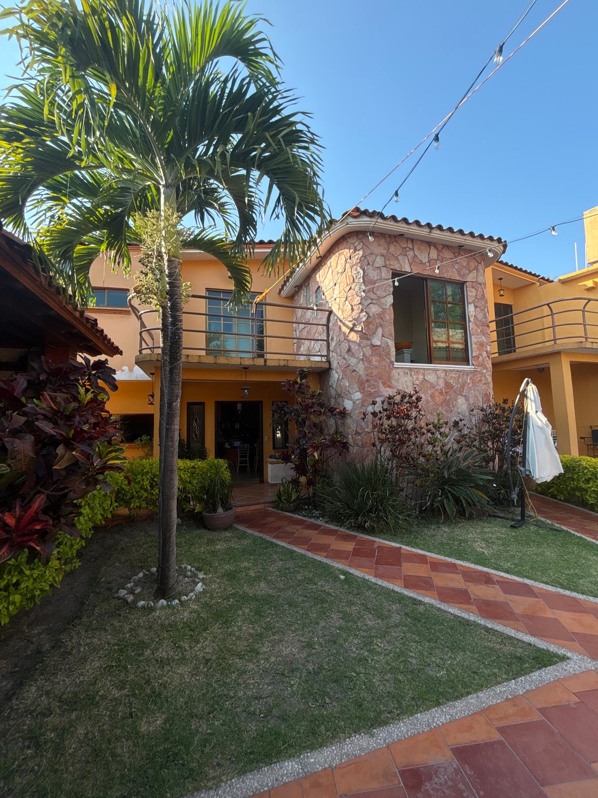 Two-story house with palm tree documented in Chilpancingo