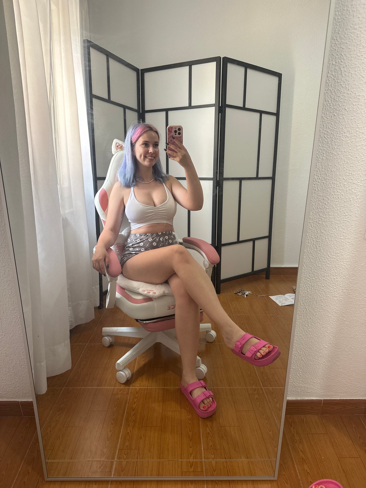 Pink and white gaming setup in an Oviedo room