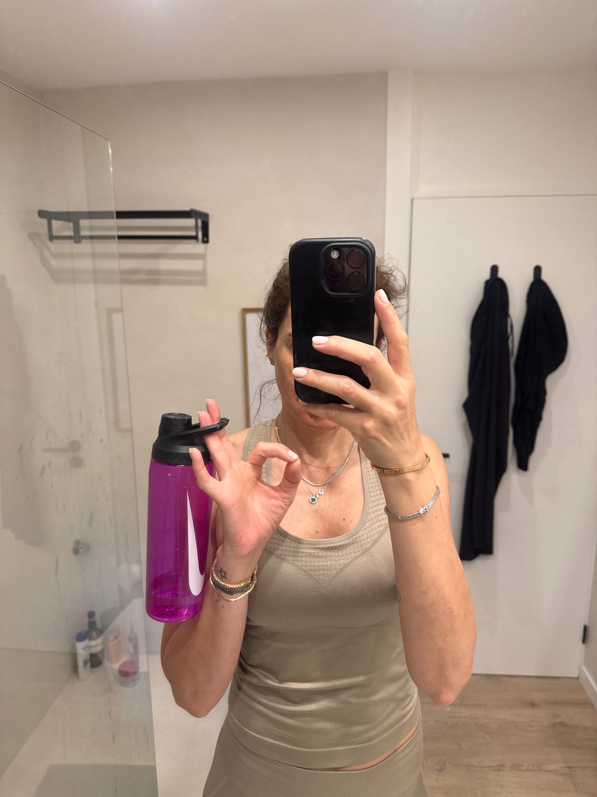 Woman takes mirror selfie in Vila Nova de Gaia