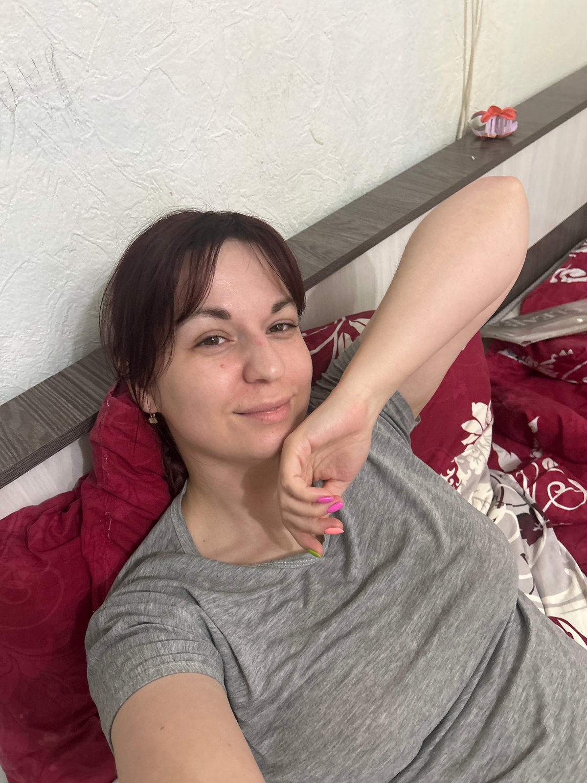 Casual bedroom self-portrait on a red pillow, Foki