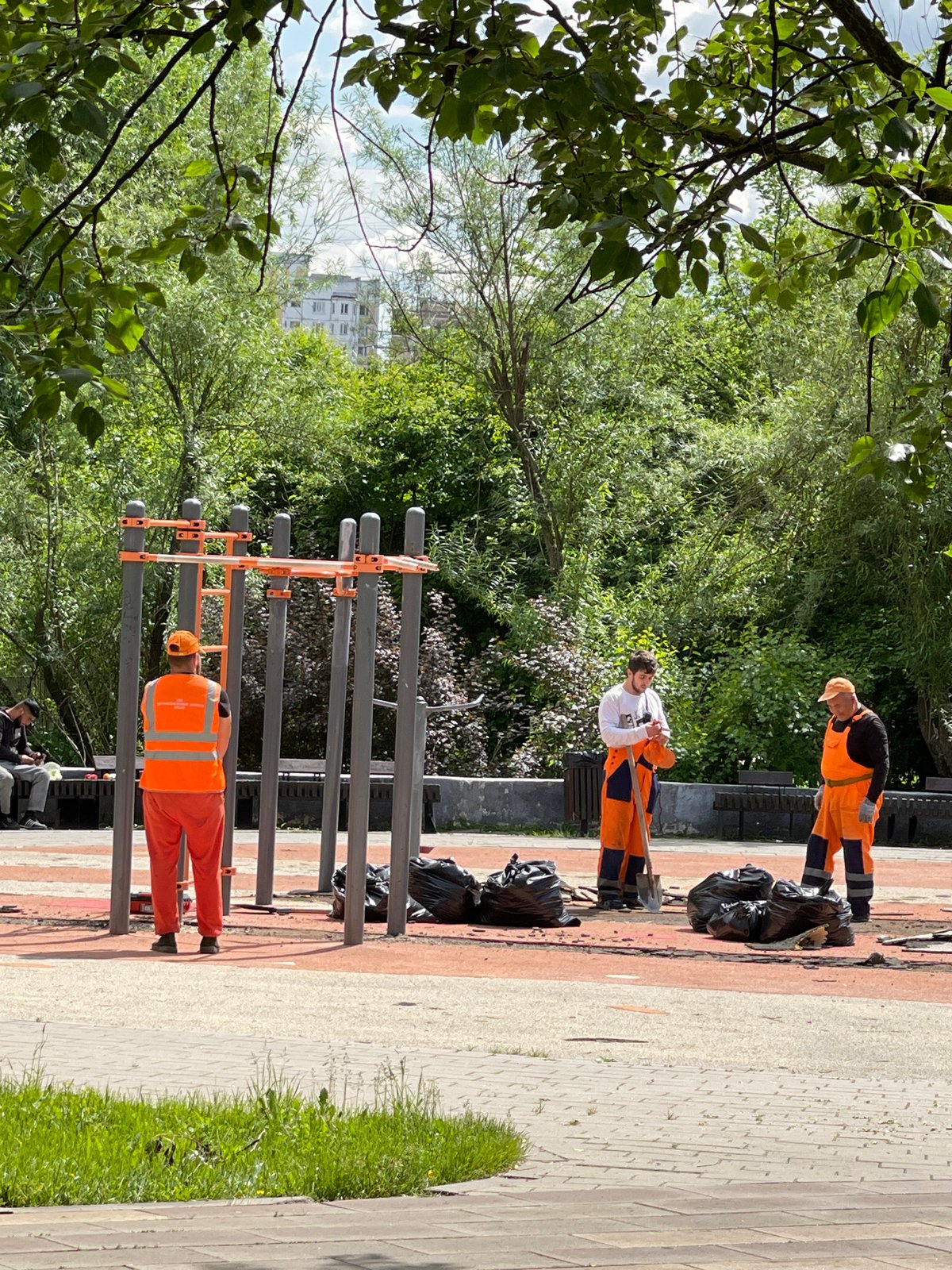 Moscow park visitors document routine maintenance, recreation during morning hours