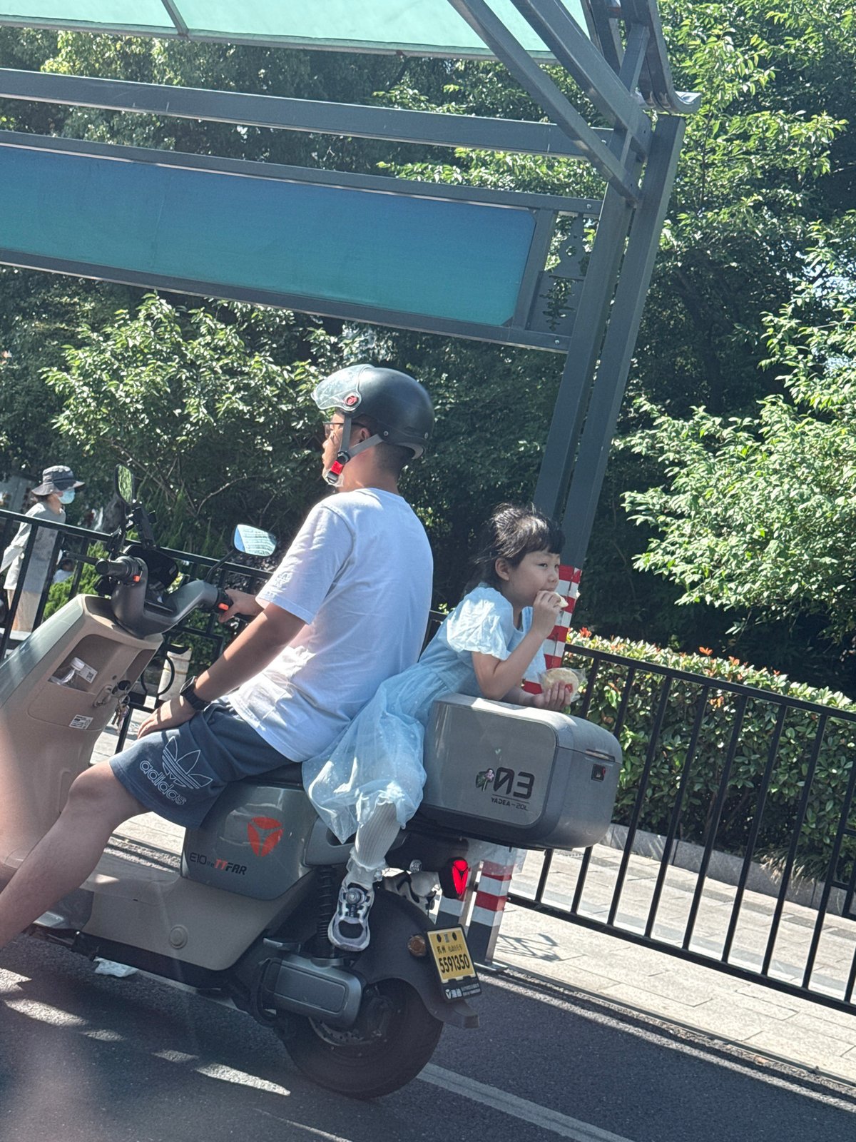 Morning commuters and delivery riders spotted in Gongshu District