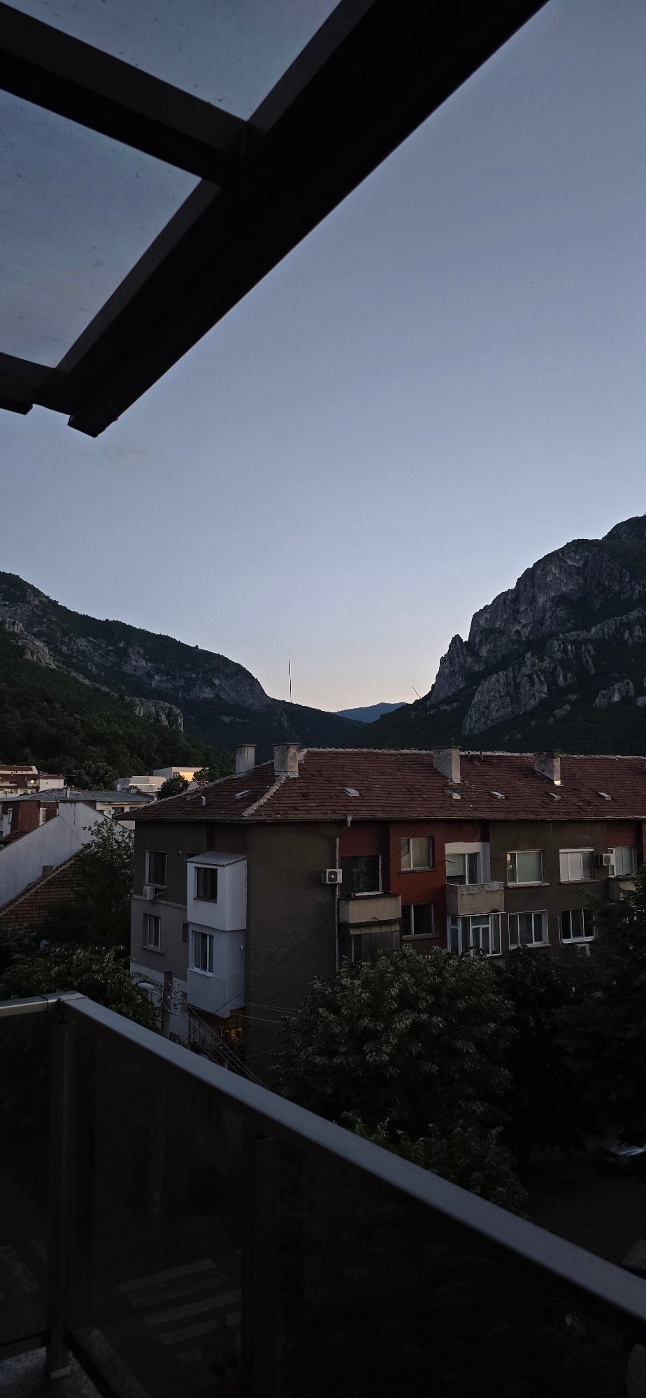 Residents capture synchronized twilight views from balconies across city