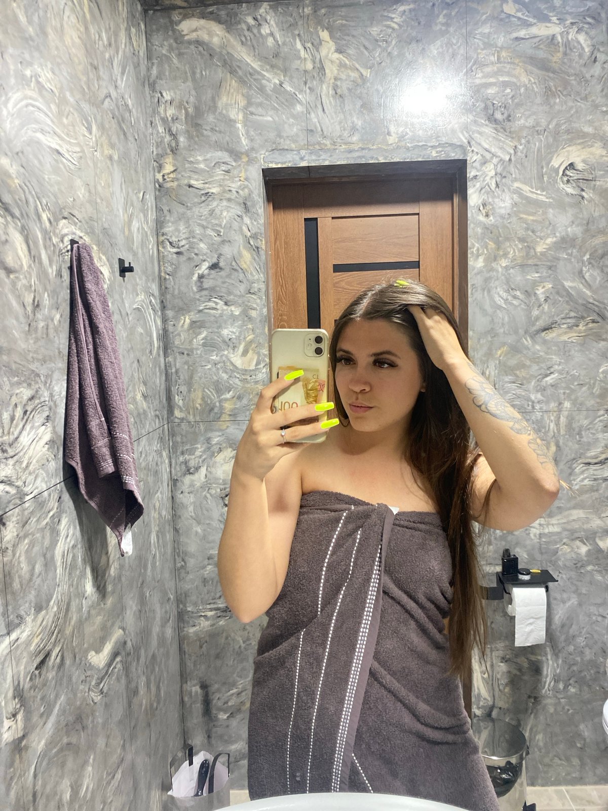 Bathroom mirror selfie with neon yellow nails, Chalda