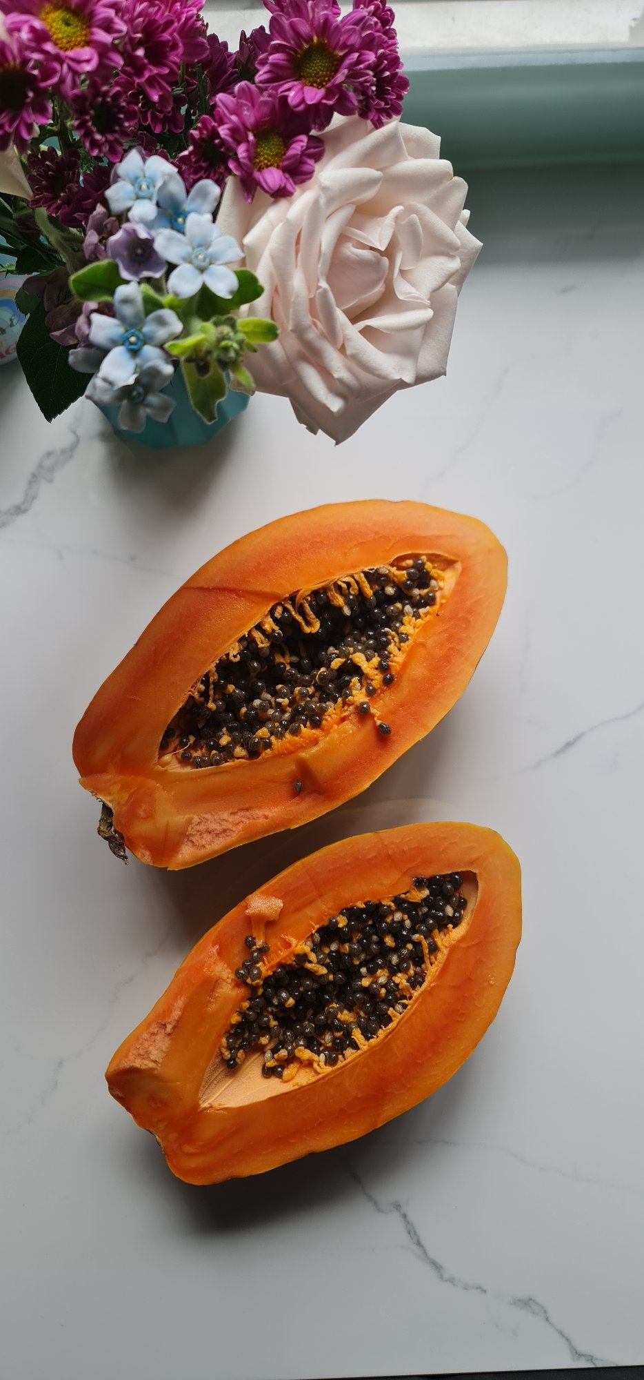 Morning scenes captured in Đà Nẵng: papaya, beachside parking