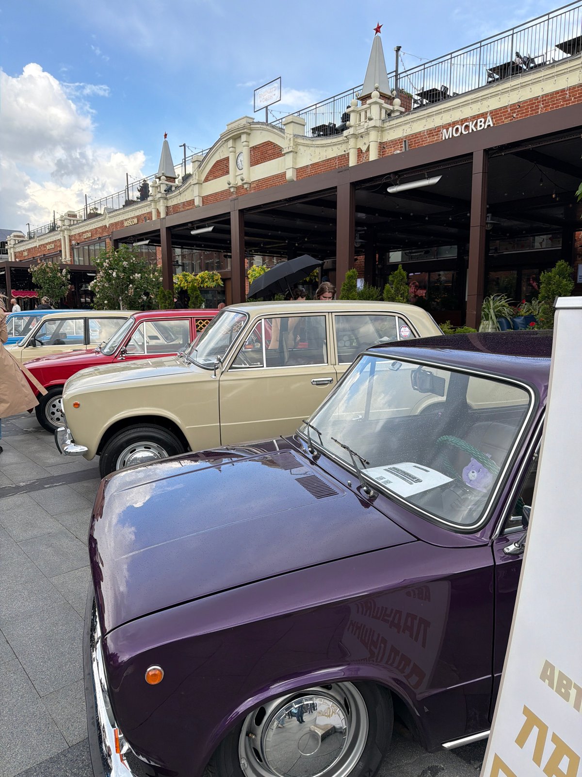 Classic Soviet cars draw crowds at Moscow vintage exhibition