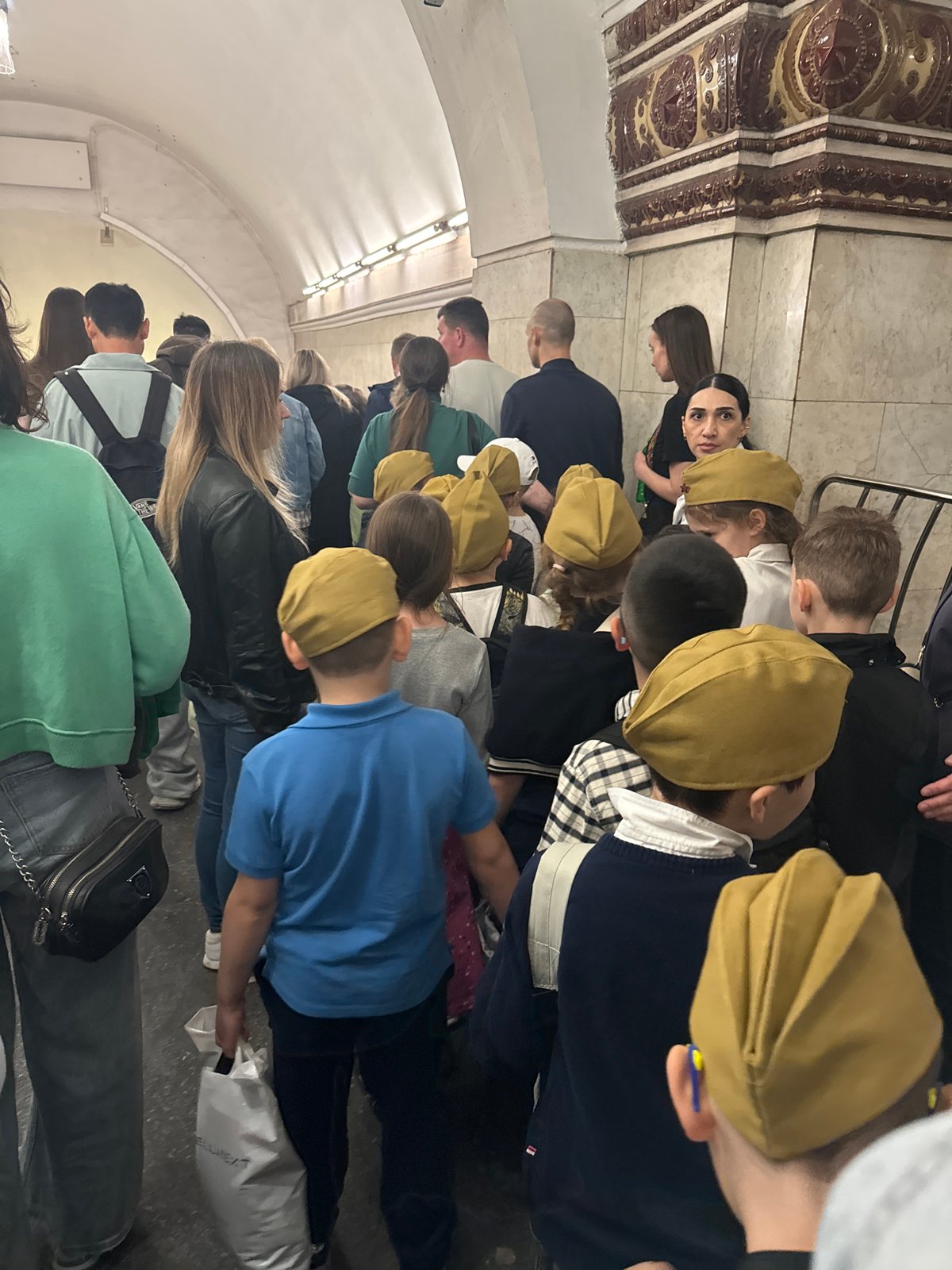 Crowd gathers in Moscow subway station during afternoon rush