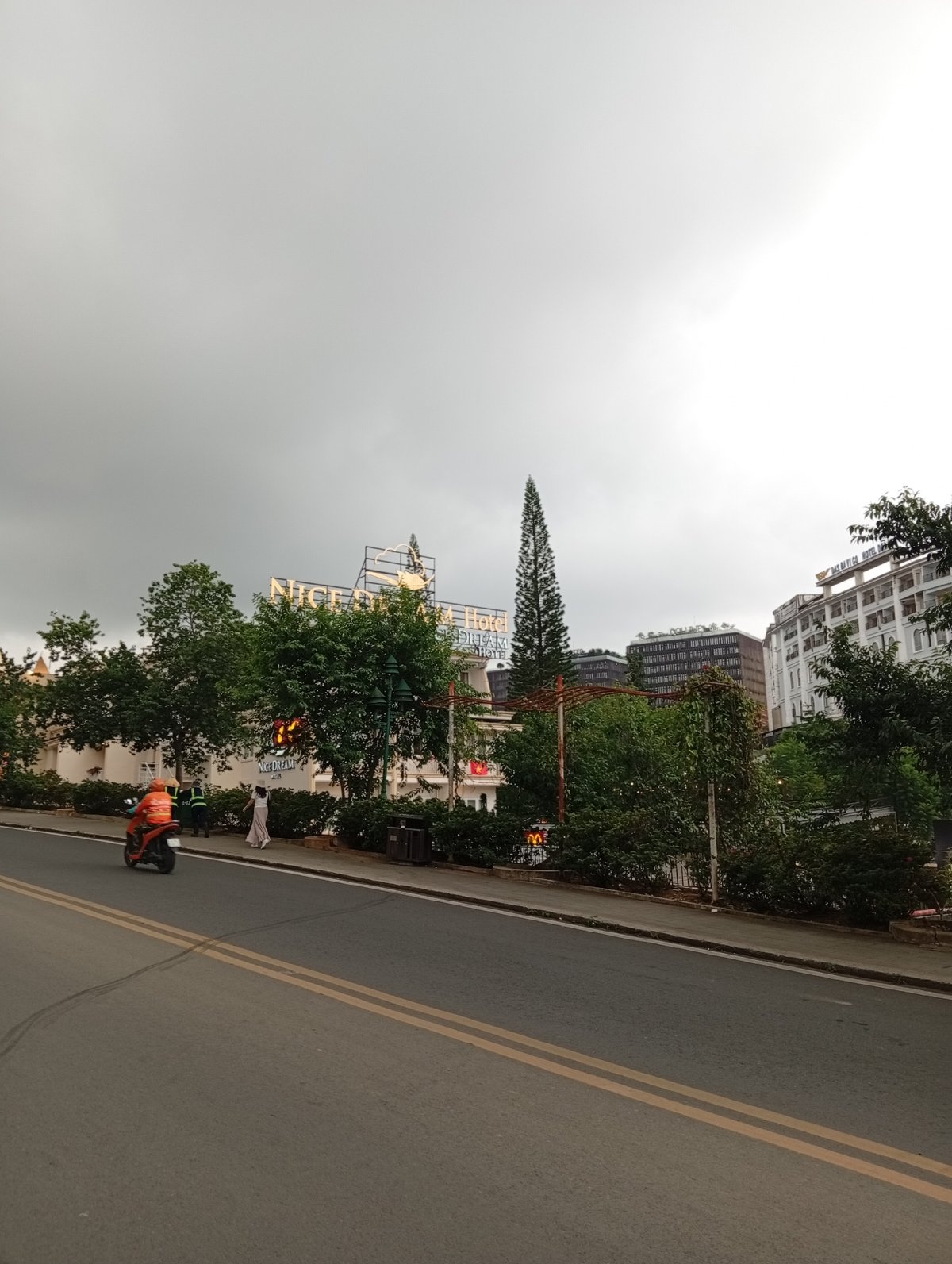 Morning street documentation tour captures everyday Da Lat, Vietnam