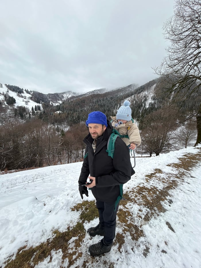Family enjoys snowy winter outing in Bellagio hills