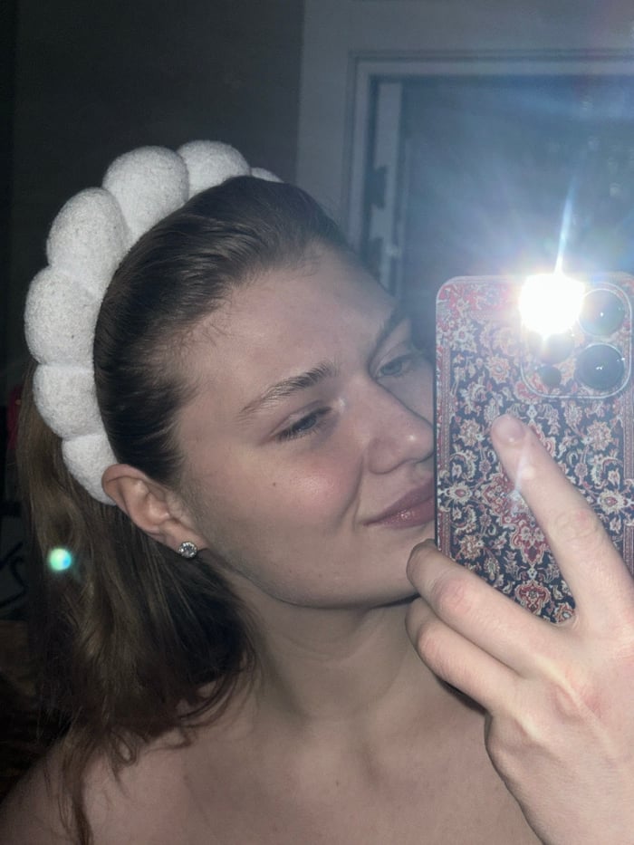Woman documents evening beauty routine in Kazan apartment bathroom