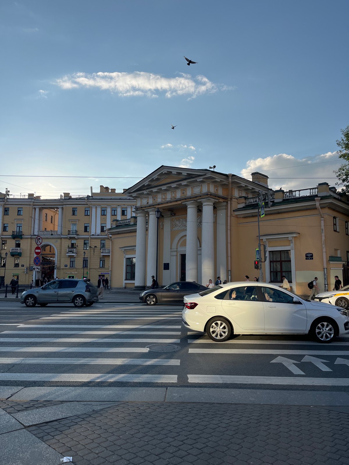 Afternoon in St. Petersburg: streets, metro rides, and candid moments