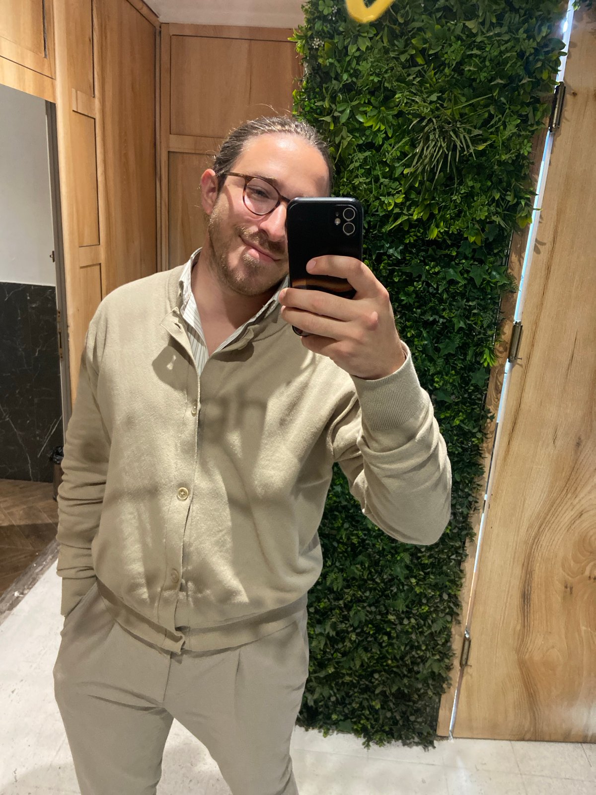 Man takes mirror selfies in Petrovac public restroom