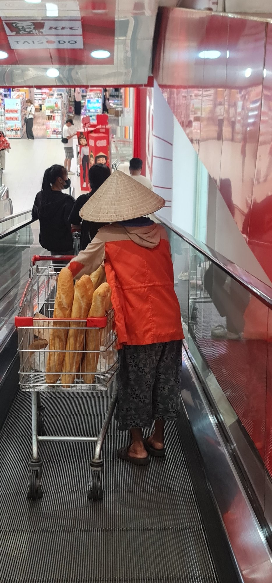 Routine urban life documented across Đà Nẵng shopping areas