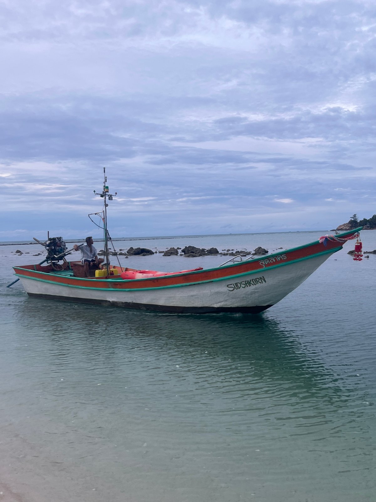 Lazy morning on a Ko Pha-ngan beach: boats, dogs, and shoreline wandering