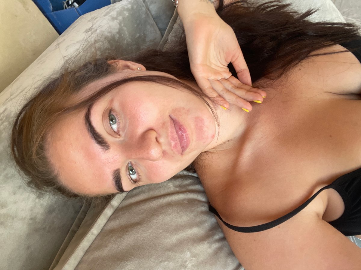 Morning routine and selfies in Moscow apartment