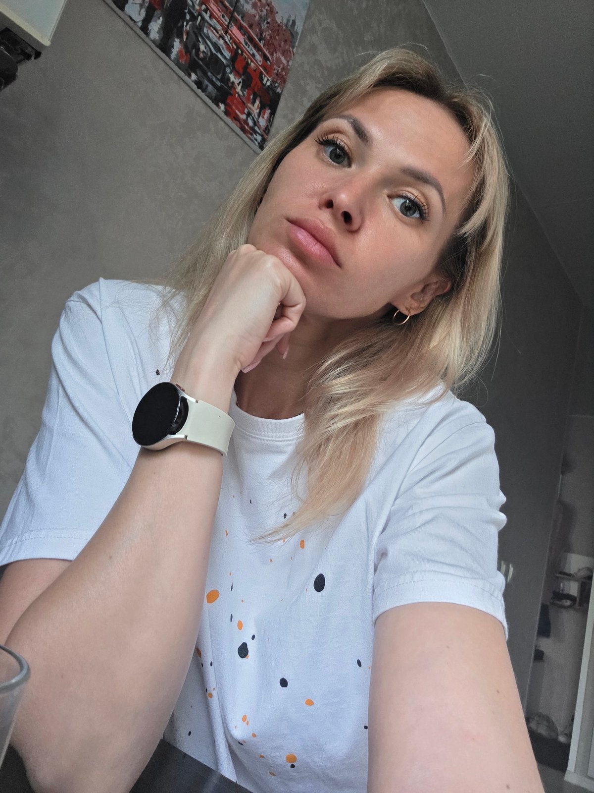 Woman documents casual afternoon moments in Chaikovsky, Russia