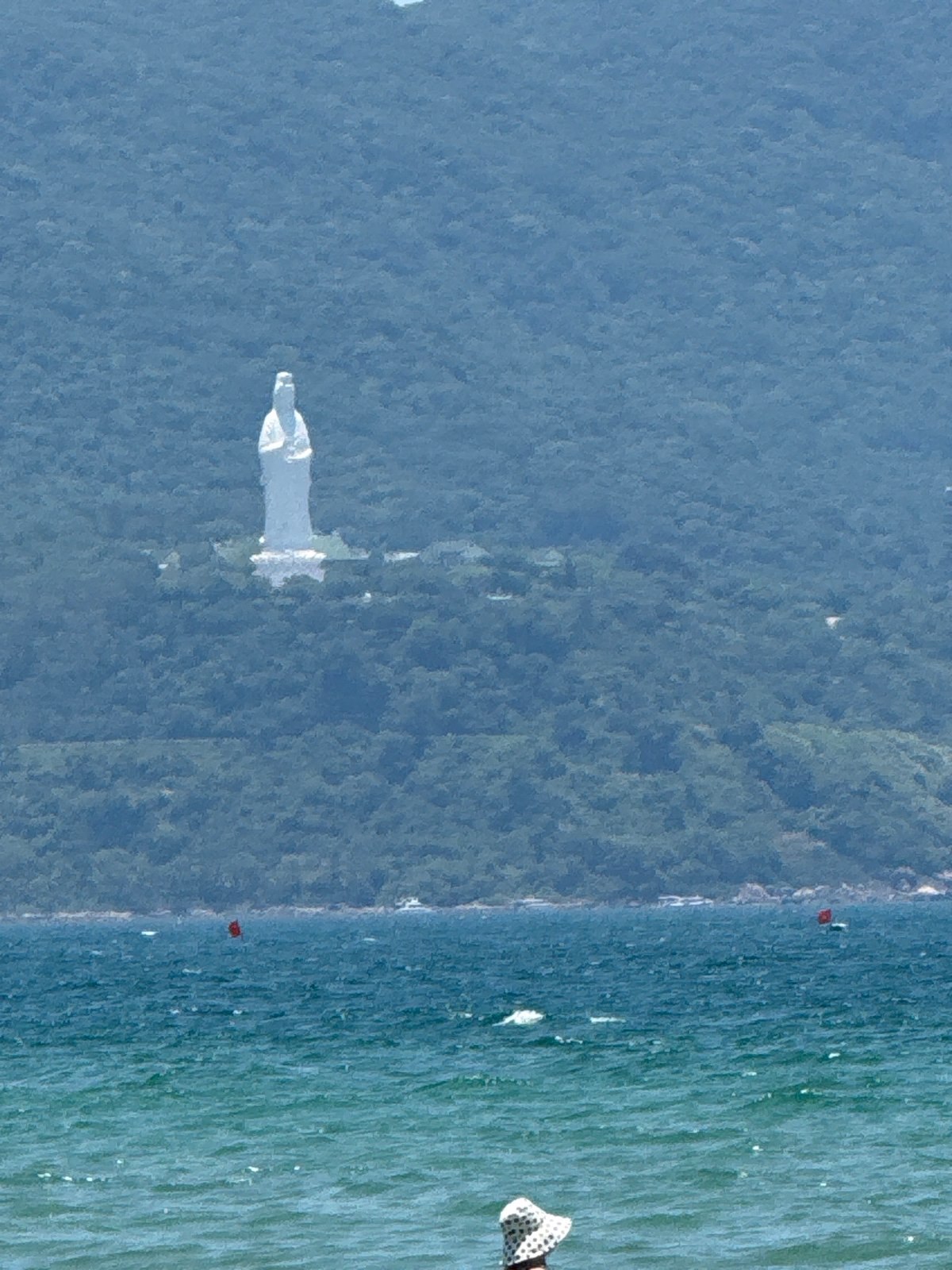 Casual beach day documented across Đà Nẵng coastline