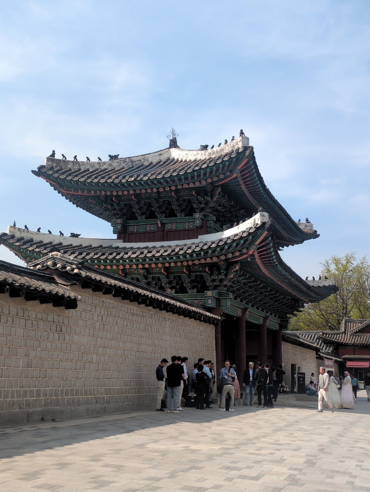 Early morning palace visit documented in Seoul's historic districts