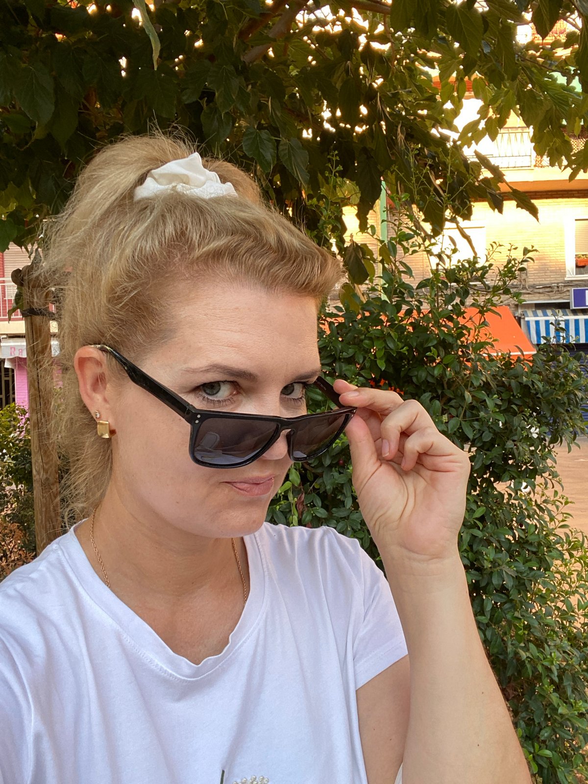 Afternoon selfies on a Valencia walkway, lemon tee and sandals