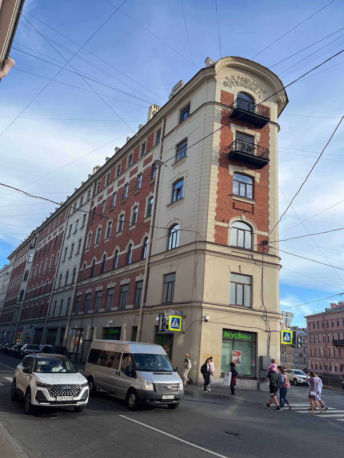 Afternoon around Saint Petersburg's streets and interiors