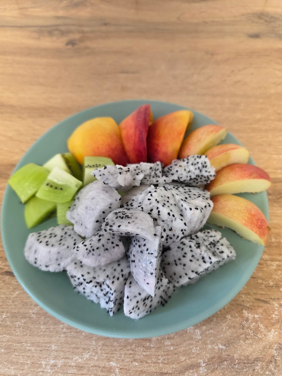 Chelyabinsk afternoon: sleeping cat, fruit plates, summer sky