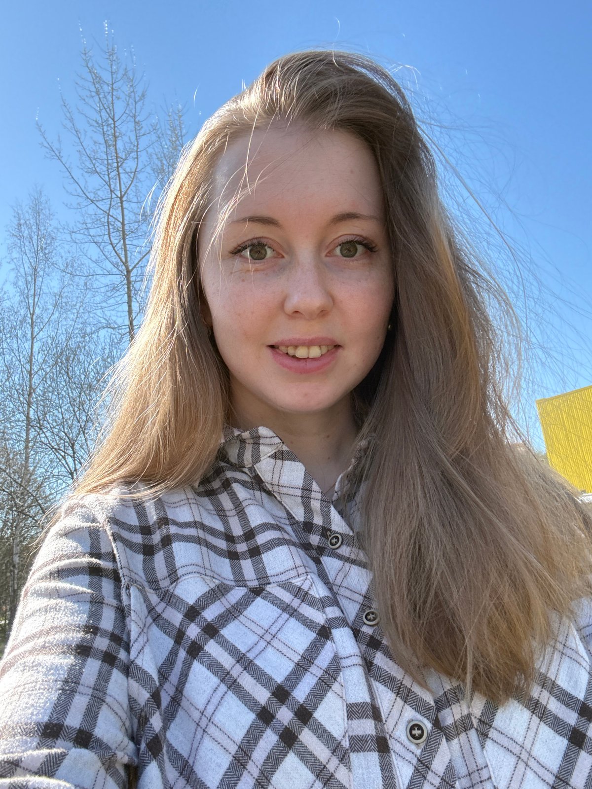Woman documents hour-long lakeside outing with selfies and scenery