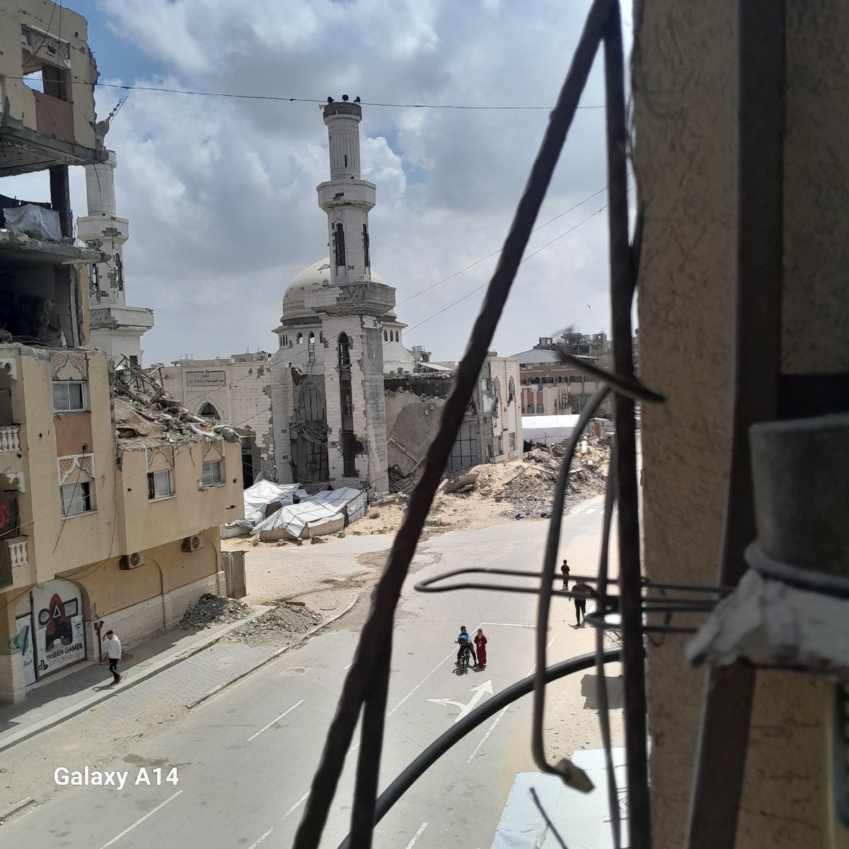 Urban destruction and humanitarian activity documented by witnesses